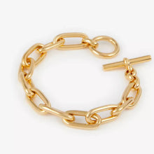 Gold chain bracelet with a clasp