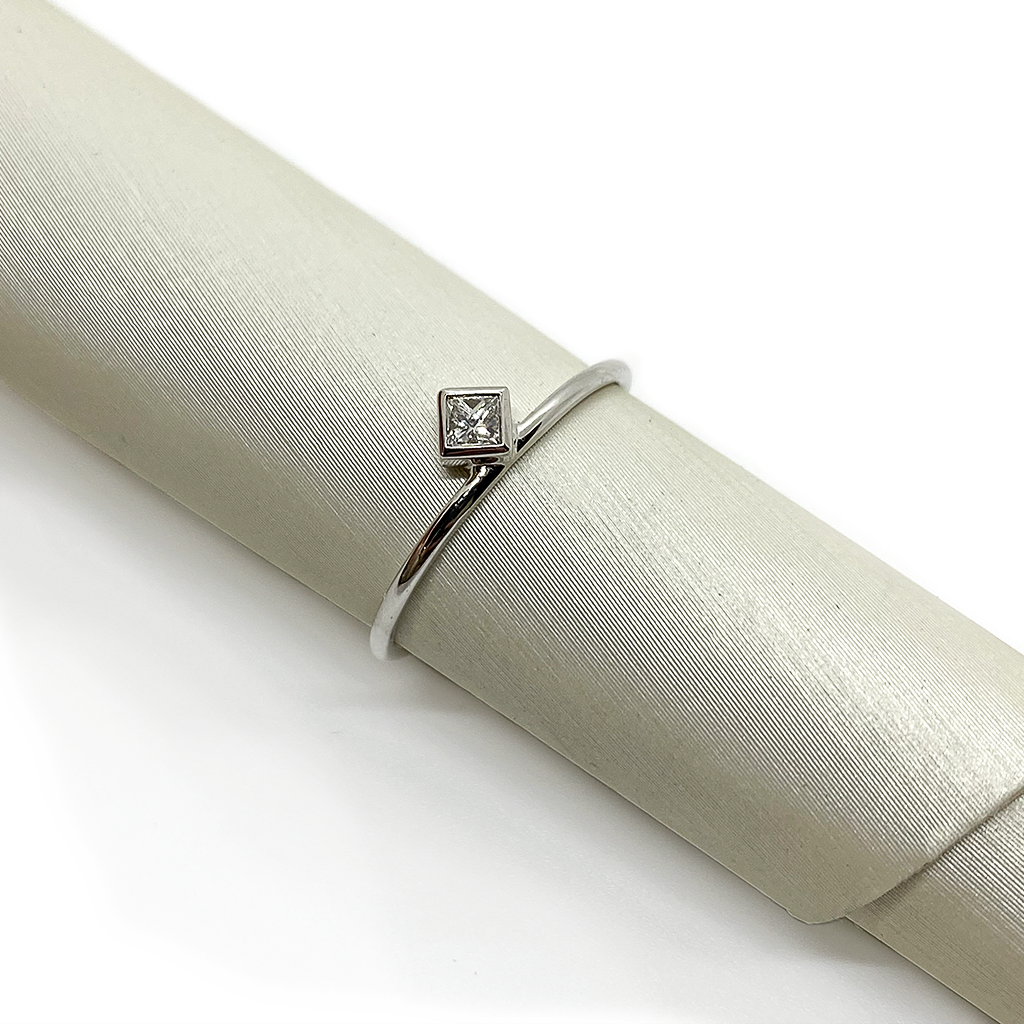 !XAM Princess Cut Offset Diamond Ring LC-4187